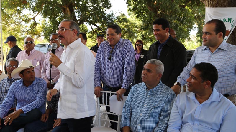 Presidente Medina aprueba crédito a ganaderos e instalar plantas de queso en La Isabela